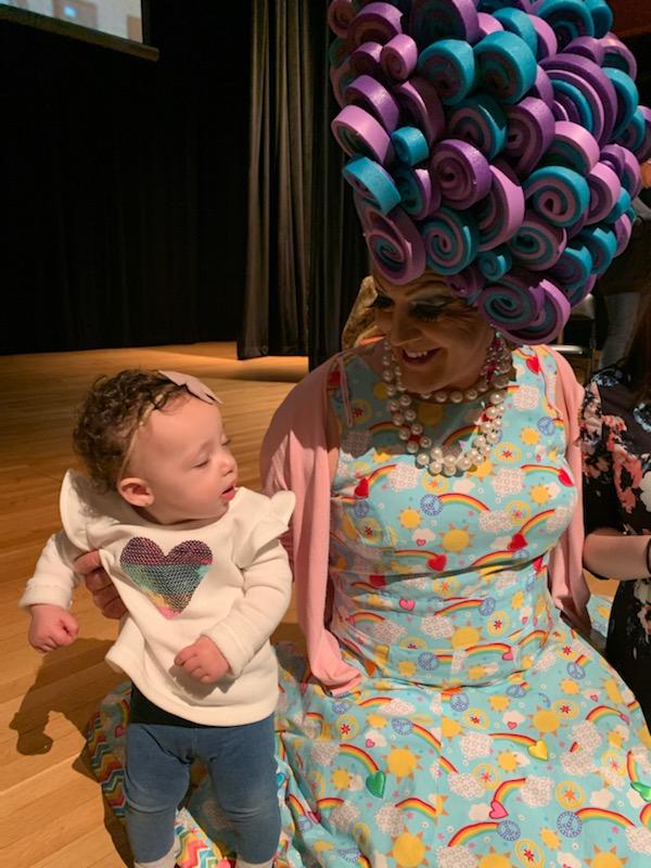 lorrainelopezj1's tweet image. Teach our babies about diversity &amp;amp; equity early and they&apos;ll learn to accept &amp;amp; embrace difference. 👏🏽@ALALibrary for their #DiversityEquityInclusion work &amp;amp; volunteers&apos; protection from protestors. Maya&apos;s #DragQueenStoryHour experience. 
 #LibrariesRespond @DQSHtweets