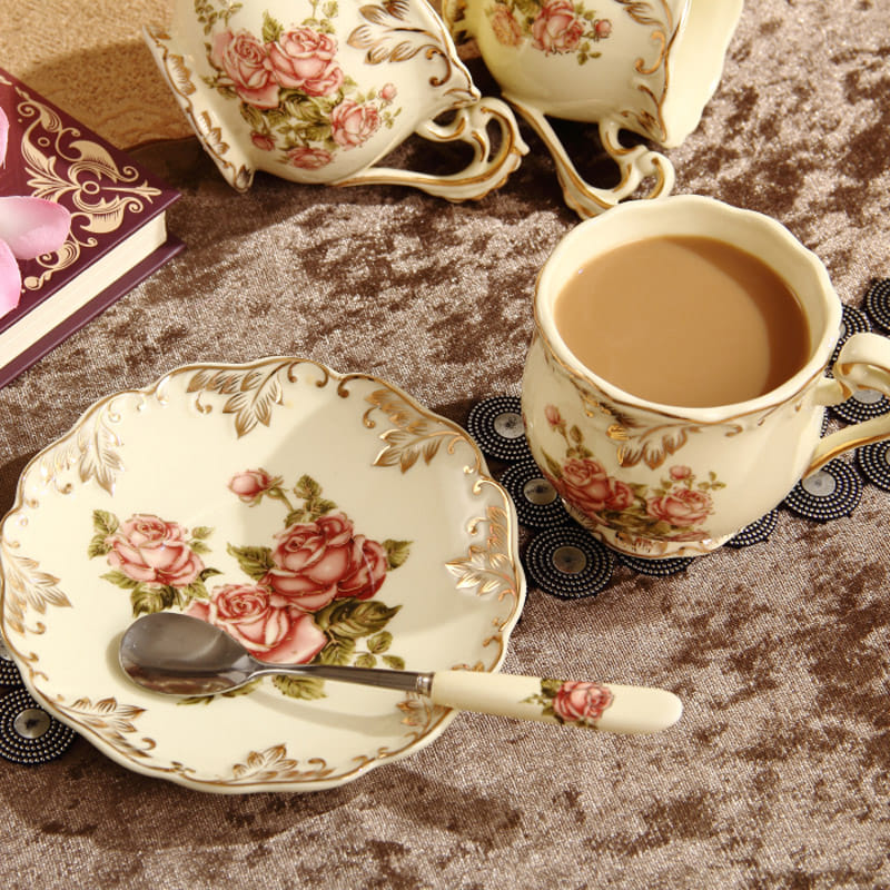 Good morning! This lovely contemporary tea cup set is available on Amazon!  amzn.to/32zRzBo
#coffee #tea #goodmorning #englishcottagestyle #cottagestyle #countryfarmhouse #rosepattern