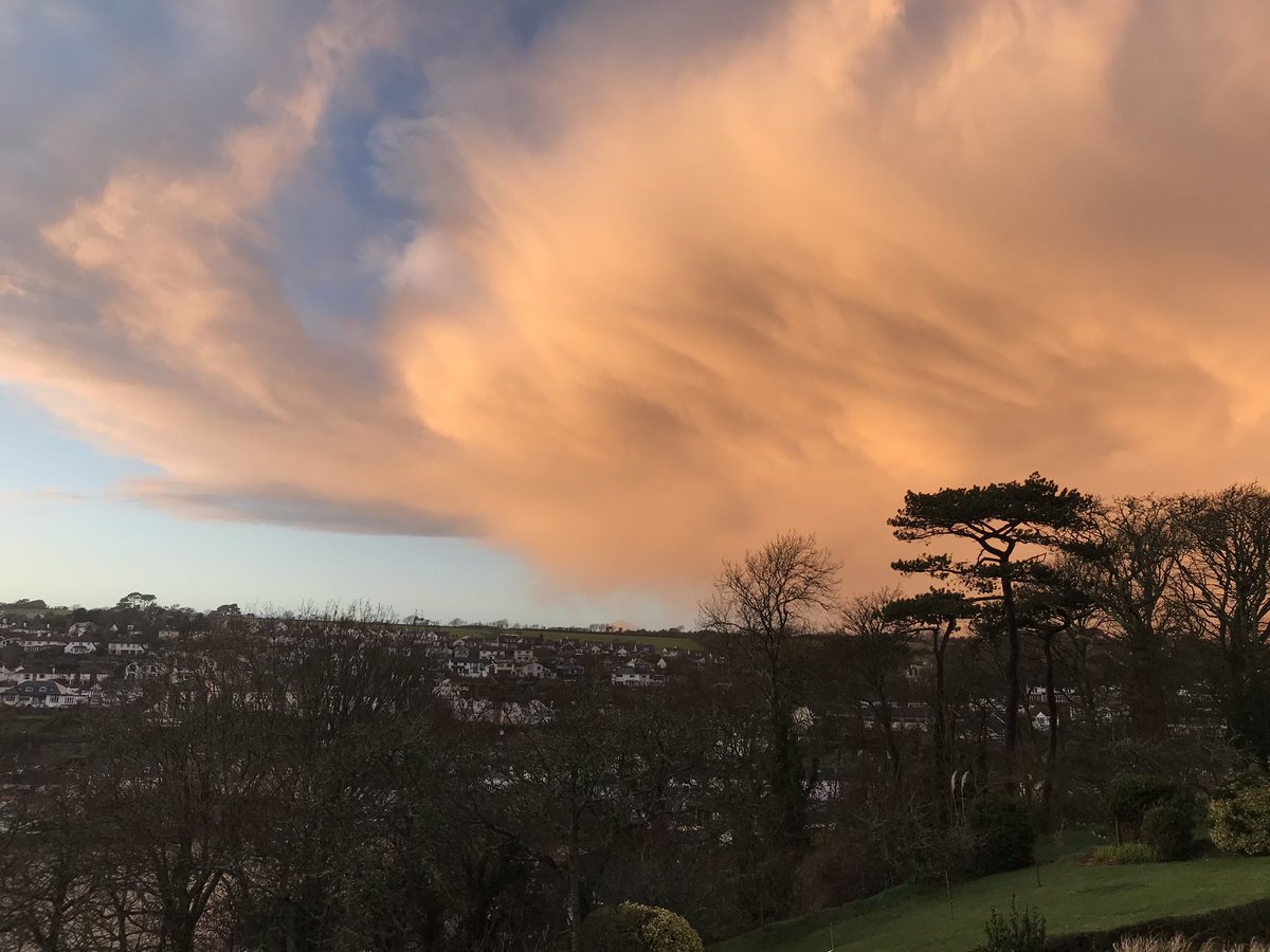 WeathermanSW17's tweet image. In Devon today. Rear of a shower cloud illuminated by setting sun.