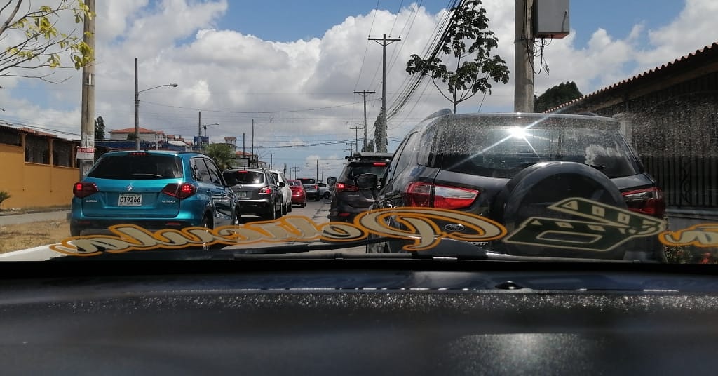 Vistas del tráfico pesado que se mantiene en la Vía principal de Brisas del Golf, en dirección al Supermercado 99.