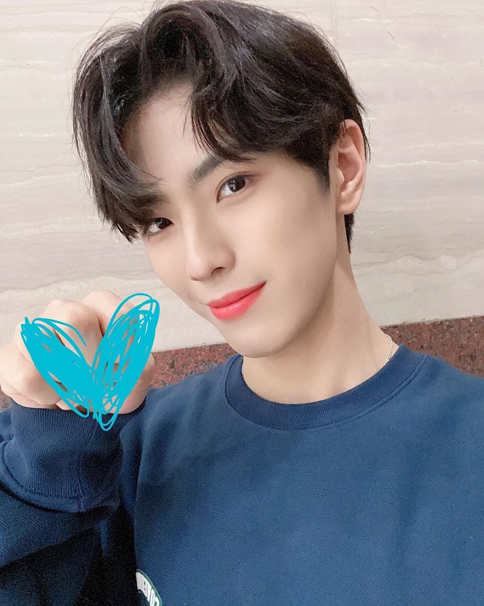 CIX_italia's tweet photo. [IG / TRAD ITA]
Post di Yonghee

💙Cuore blu blu 😇💙

#CIX #FIX #YONGHEE #CuoreBlu #IlSabatoÈ #Blu #Sab

~Chiara https://t.co/ObxwwVsjCW