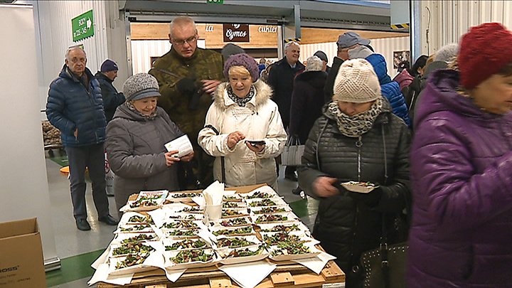 TvpBia's tweet photo. Przepis na zdrowie jest prosty: jesteś tym, co jesz. Przekonuje Narodowy Fundusz Zdrowia i zaprasza dziś na jedną z największych w województwie giełd rolno-towarowych na warsztaty kulinarne.
https://t.co/iIqEjBsiL1
#Białystok #Podlaskie https://t.co/OwuuDSB8G1