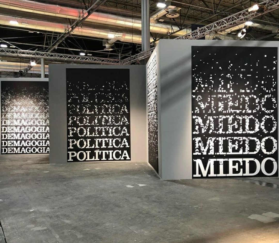 traplev's tweet photo. obra do artista espanhol Antoní Muntadas na @FeriaArco
projeto especial para o jornal @elpais_espana
referência máxima na linguagem da arte conceitual, política e crítica, no campo da arte contemporânea*
recomendo conhecer sua produção
#AntoniMuntadas
#ARCO2020
#ArcoMadrid https://t.co/lZdAMHqVsL
