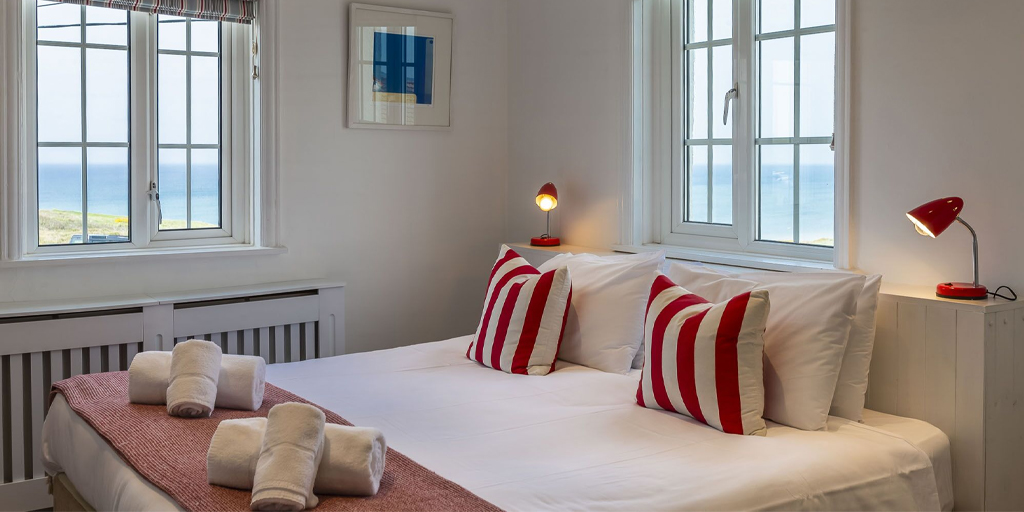 Fancy a holiday in Cornwall this Spring but don’t know where to stay? 🤔 If you book a room at Elements between Thursday and Sunday, you can get two nights for the price of one! 🤩 

Call us on 01288 352386 or visit our website to book your room. #linkinbio