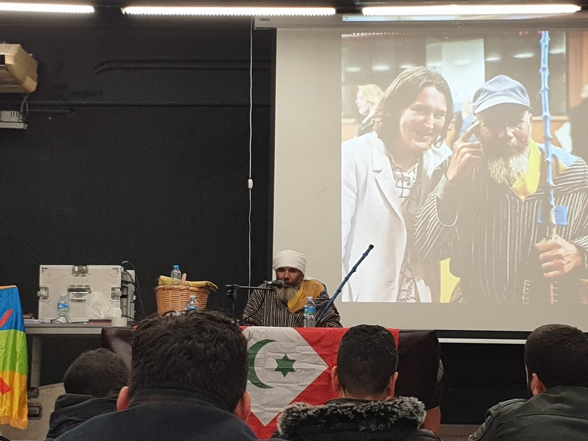 GironaRif's tweet photo. L'ambaixador de #Tamassint #AhmedElKhattabi conegut entre les masses populars com #AizziAhmed Comença la seva intervenció ara mateix #MovimentRifeny
✊ #FreeRi #FreeZefzafi #FreeThemAll https://t.co/lL87JBU4XF