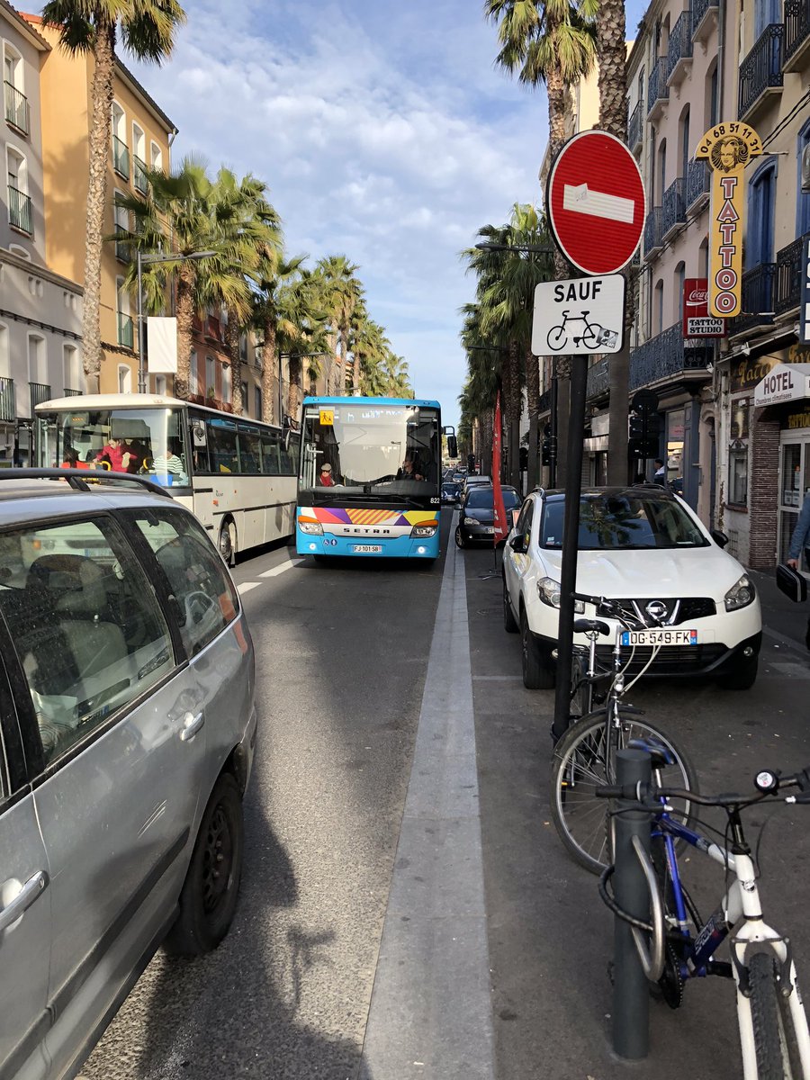  #LaPisteDangereuse est à Perpignan. J’ai trouvé le double-sens cyclable le plus flippant de France:  https://twitter.com/lcyclable/status/1233683334347329543?s=21. Pourquoi imposer ca au vélo alors qu’il y a beaucoup d’espace disponible?  https://twitter.com/LCyclable/status/1233683334347329543