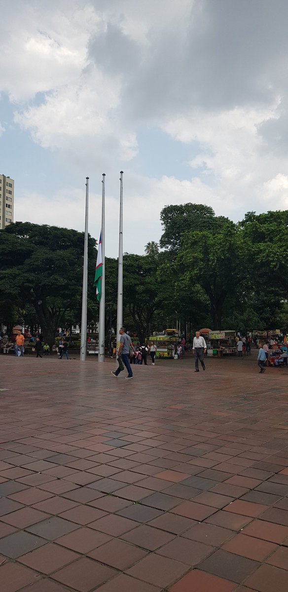 paleto40's tweet photo. @clementinavelez Bandera a media asta!!! Muchas lecciones nos dejaste tia... y que huecote pa llenar el ❤. Sin embargo, que alegría poder ver hoy el tamaño de tu obra social. A seguir trabajando x tu gente!!!!! #clema @felipesardicali https://t.co/11JPrCo39d