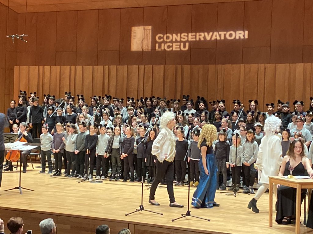 MusicaESG's tweet photo. Els alumnes de l’Escola de Música de @santgervasicoop avui han cantat a l’Auditori del Conservatori del Liceu. Cantata: “Mozart i els ratolins”. Felicitats per haver-ho per haver-ho fet tant bé!!! 👏👏👏 https://t.co/0VRVN5vnou