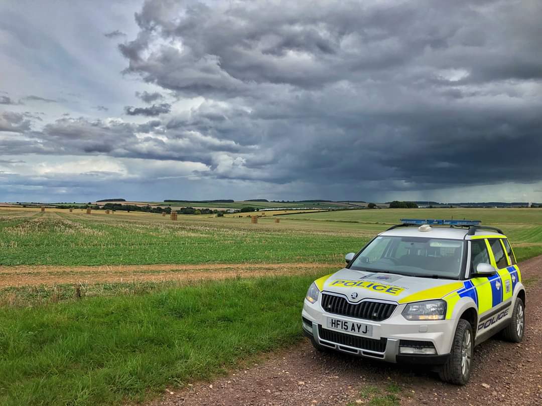 DorsetNPTinsp's tweet photo. The team were out with Avon and Somerset NPT conducting patrols around Stalbridge and Henstridge as it was Blackmore and Sparkford Vale Hunt end of season meet. A wanted male located and arrested and 2 fixed penalty notices issued.
#PCSO5352 #PC2146 https://t.co/hUoY04XBGj