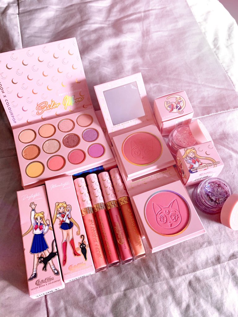 Vlexandriaa_'s tweet image. I can’t get over how CUTE this all is! I love love love! 🌙💕✨💜 TYK #sailormoonxcolourpop @ColourPopCo