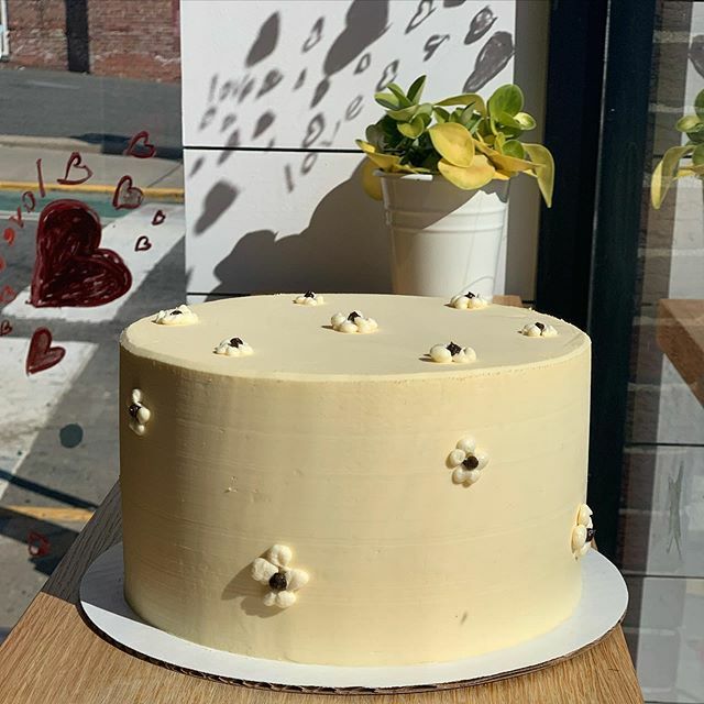 Summer isn’t here yet but our tropical cake by the slice is! Coconut Cake filled and finished with Passionfruit Buttercream 🥥 🏝 #coconutcake #cocoabakery ift.tt/2PyMHXU