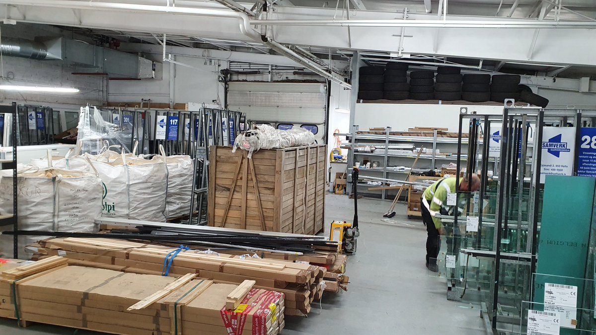 Sveinatunga flytur á Smiðjuveg.