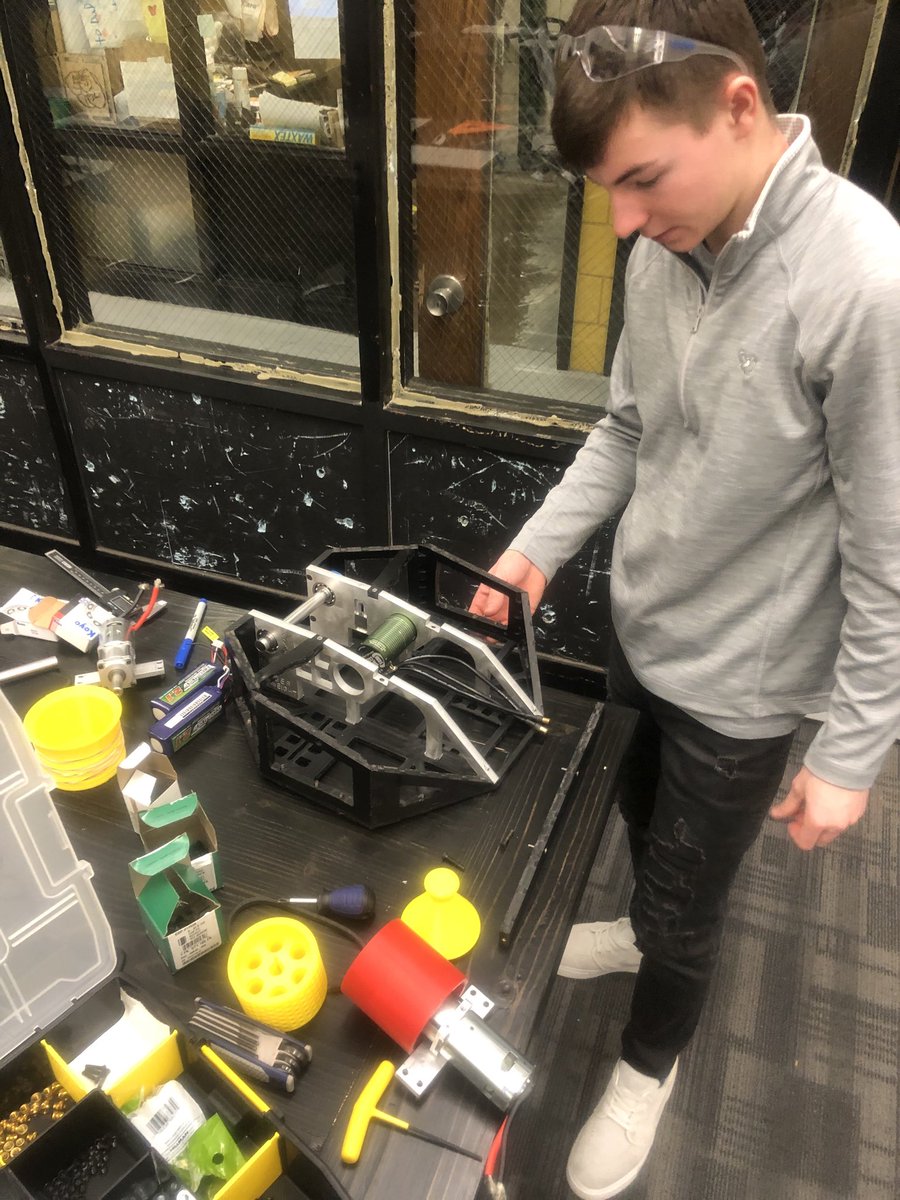 BVAHS_TECH_ED's tweet photo. Jake working overtime on the 15lb bot. #botsiq #hml #bvaproud #pltw #bvaengineering #eweek2020 https://t.co/VAEZPmAZOq