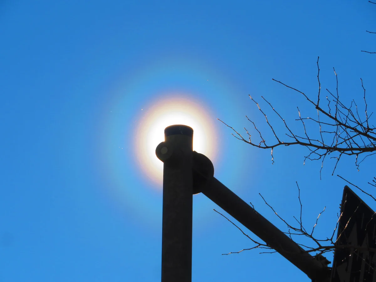 この現象が見れたらやばい？？花粉で光が回折して発生する大気光学現象の「花粉光環」