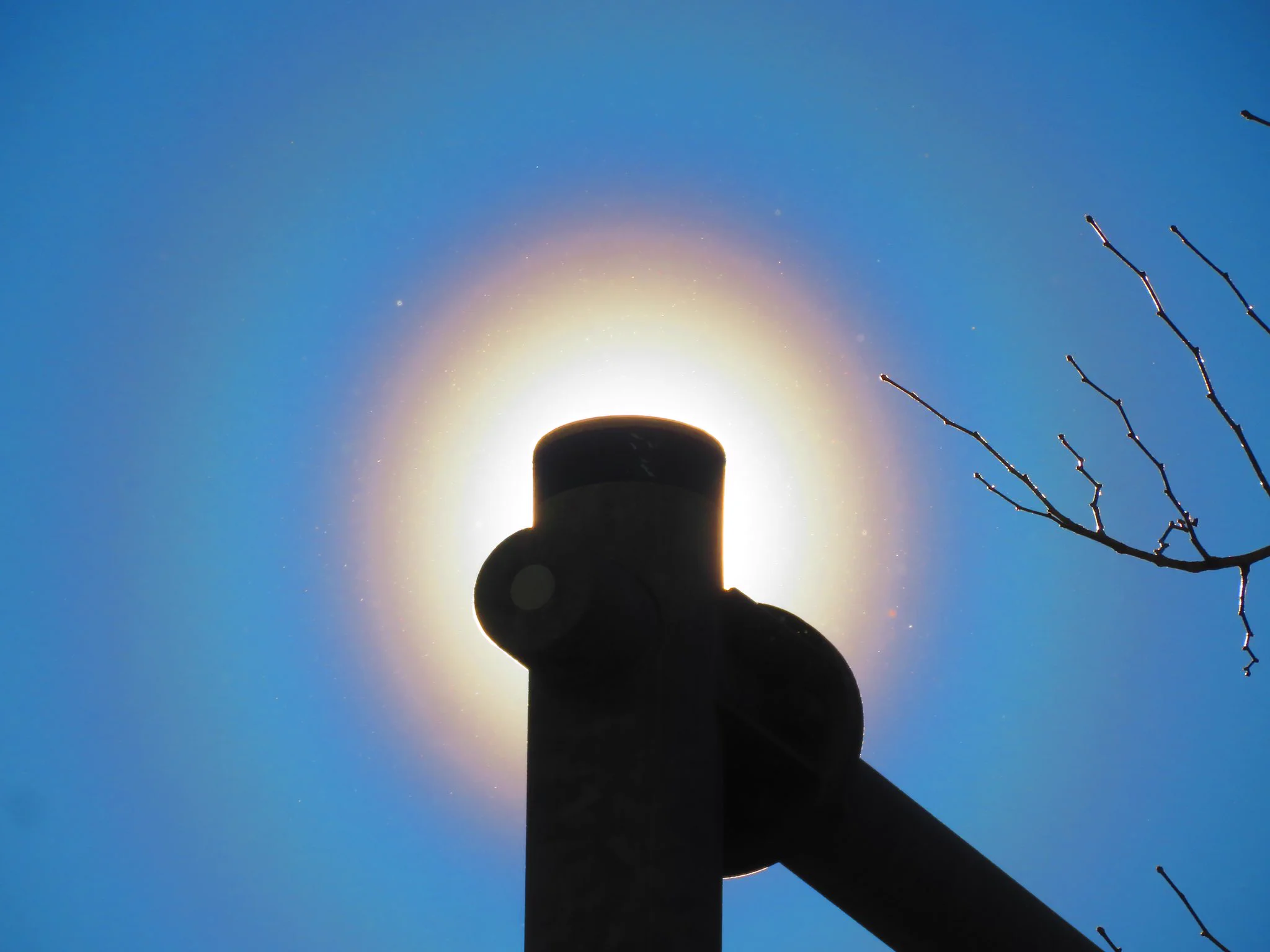 この現象が見れたらやばい？？花粉で光が回折して発生する大気光学現象の「花粉光環」