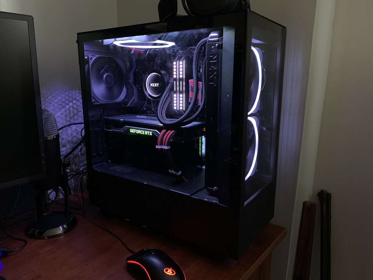 DDevoursLive's tweet photo. My setup. May not be much but im happy with it. #mixerstreamer #mixerstreamersunite #custompc #Myfirstbuild https://t.co/L56v3yY7do