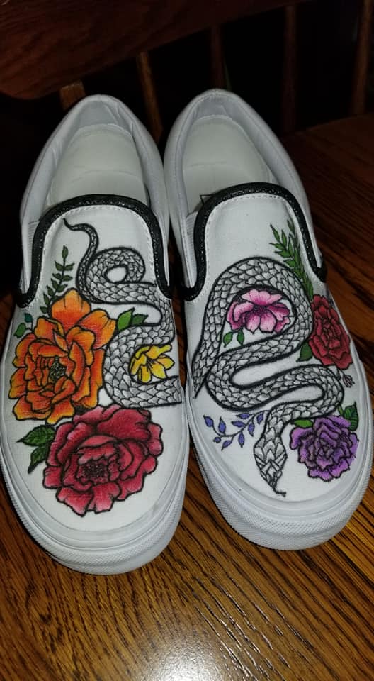 truuartteam's tweet photo. Featuring Breanna Rose Artwork custom Snake 🐍 and Rose 🌹 shoes - Referred by Barbara Shelley
Slytherin hisses from the abyss of the darker side
Roses resembles ambition to guide you to the light
#custom #shoes #milwaukee #fashion #truuart #truuartteam #feature #slytherin #mke https://t.co/2FvamSbC61