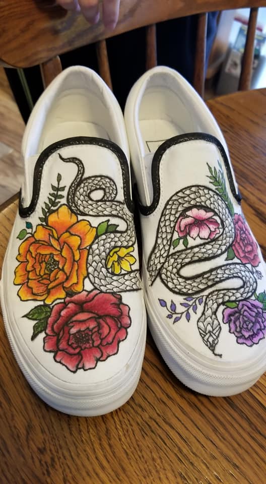 truuartteam's tweet photo. Featuring Breanna Rose Artwork custom Snake 🐍 and Rose 🌹 shoes - Referred by Barbara Shelley
Slytherin hisses from the abyss of the darker side
Roses resembles ambition to guide you to the light
#custom #shoes #milwaukee #fashion #truuart #truuartteam #feature #slytherin #mke https://t.co/2FvamSbC61