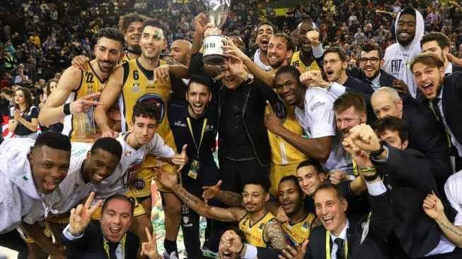 PipuCuore's tweet photo. Il 18 febbraio di 2 anni fa L'Auxilium Torino conquistava la coppa Italia di basket a Firenze (69-67 in finale su Brescia). MVP della manifestazione fu eletto Vander Blue.
#Auxilium #Torino #AuxiliumTorino #VanderBlue #IgnoranzaGialloBlu https://t.co/x1NBhy3SyE