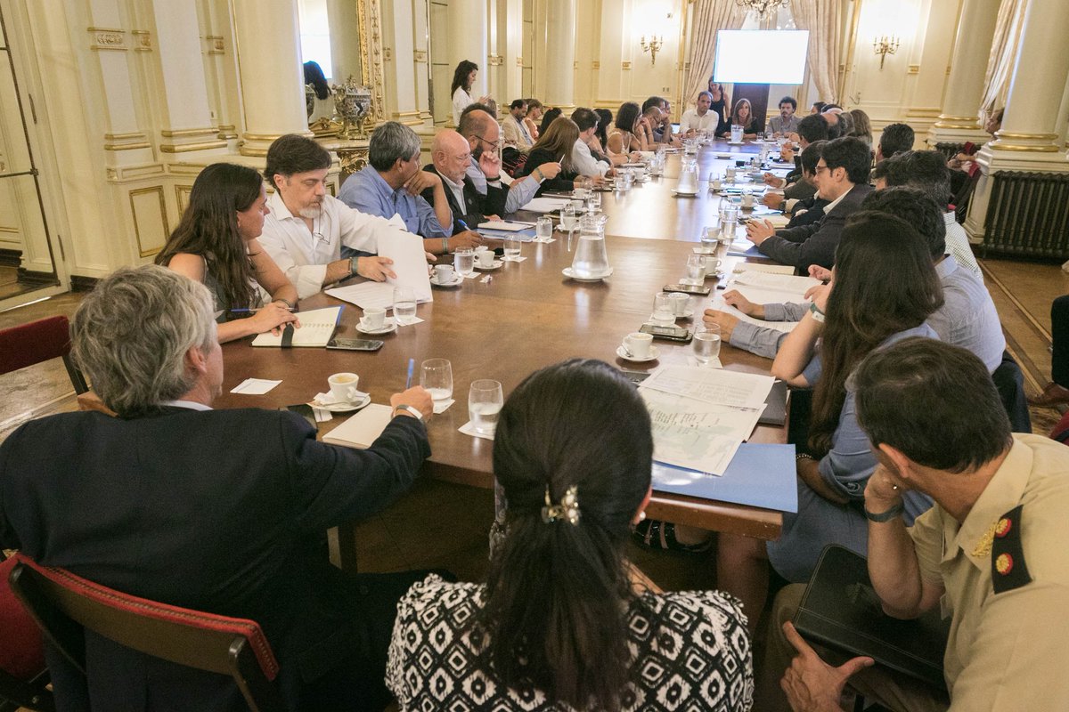 #CasaRosada
En el marco del plan #ArgentinaContraelHambre desde el  <a href="/CNCPS_oficial/">Políticas Sociales</a> se convocó a una mesa de trabajo llamada "Mesa Federal del Agua Social para Salta", la misma contó con la participación del Jefe de Gabinete @SantiCafiero, entre otros.
(abrimos hilo)