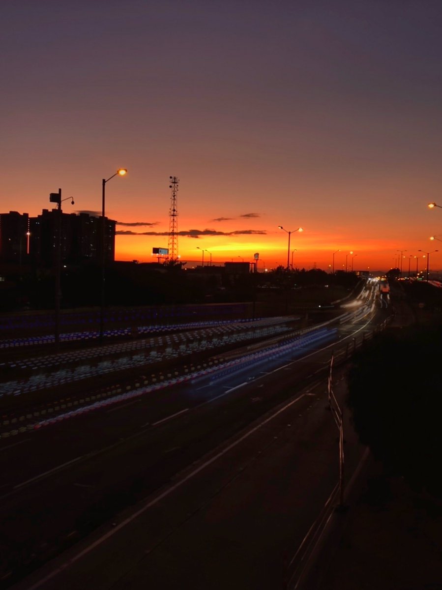 imerickmolano's tweet photo. Que chimba que se ve la ciudad con estos colores 🌅 ☀️ https://t.co/0leaNnB08e