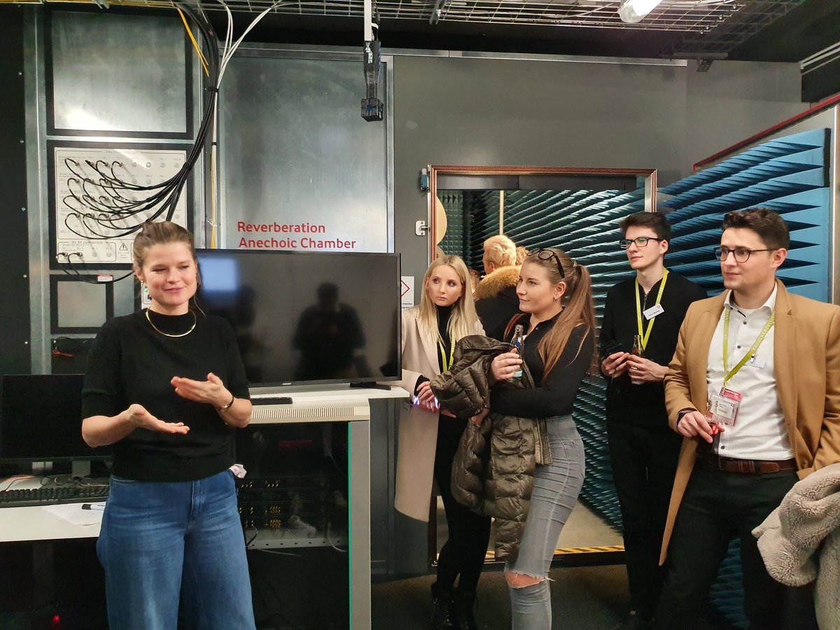 _brambrink's tweet photo. Das #Netzdate geht langsam zu Ende. Aber vorher erklärt @RudeBritt noch das #5G Lab von #vodafone. #netz, #IoT und Co erklärt sie sehr anschaulich. Da kann selbst ich folgen 😉 https://t.co/WnudJKdEt8