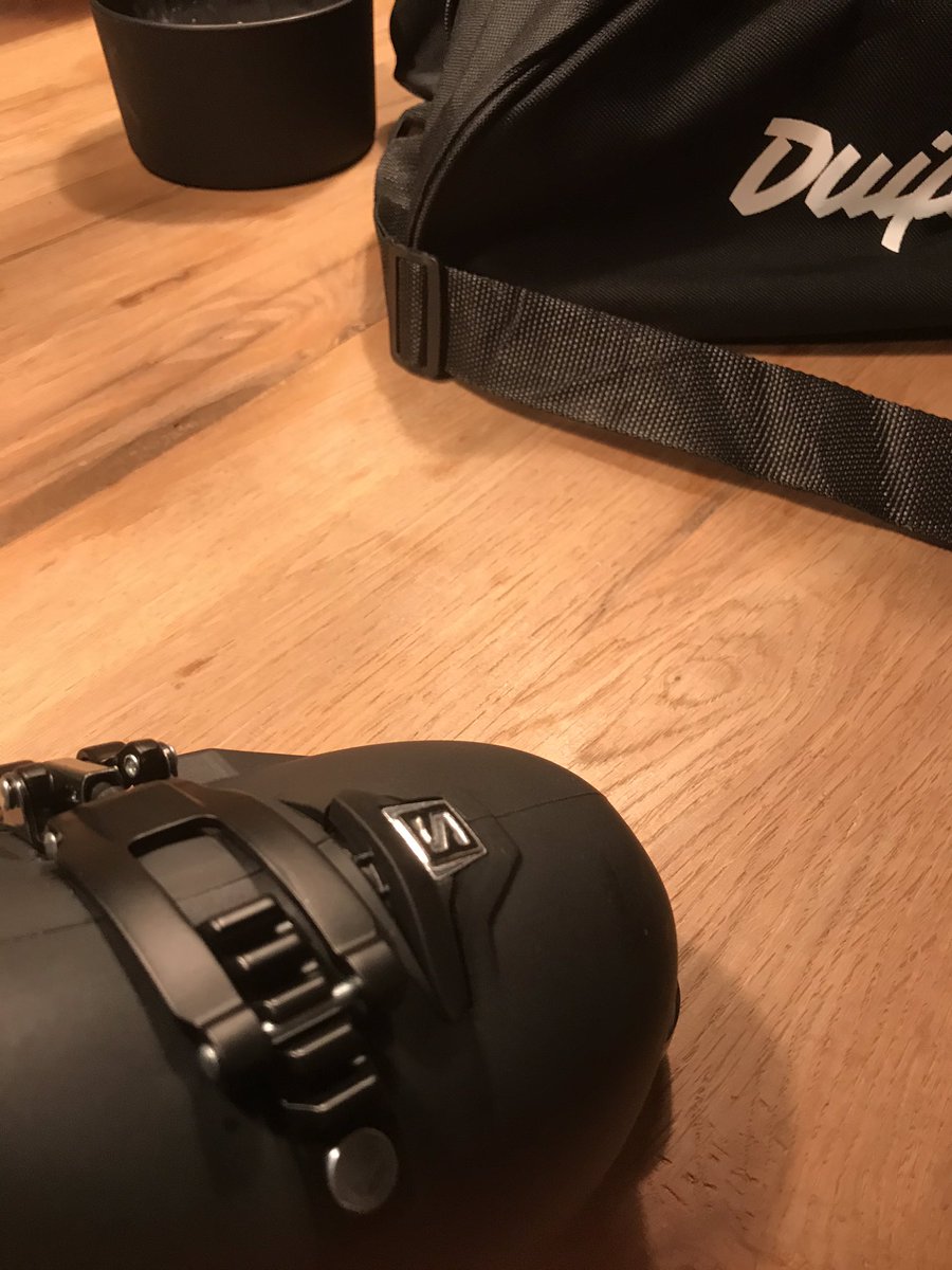 jevado's tweet photo. @SalomonSports I just bought these awesome skishoes but I was wondering whether this is normal when they are closed? https://t.co/o3T0zmOw0t