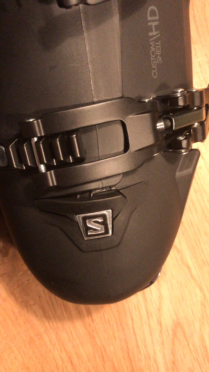 jevado's tweet photo. @SalomonSports I just bought these awesome skishoes but I was wondering whether this is normal when they are closed? https://t.co/o3T0zmOw0t