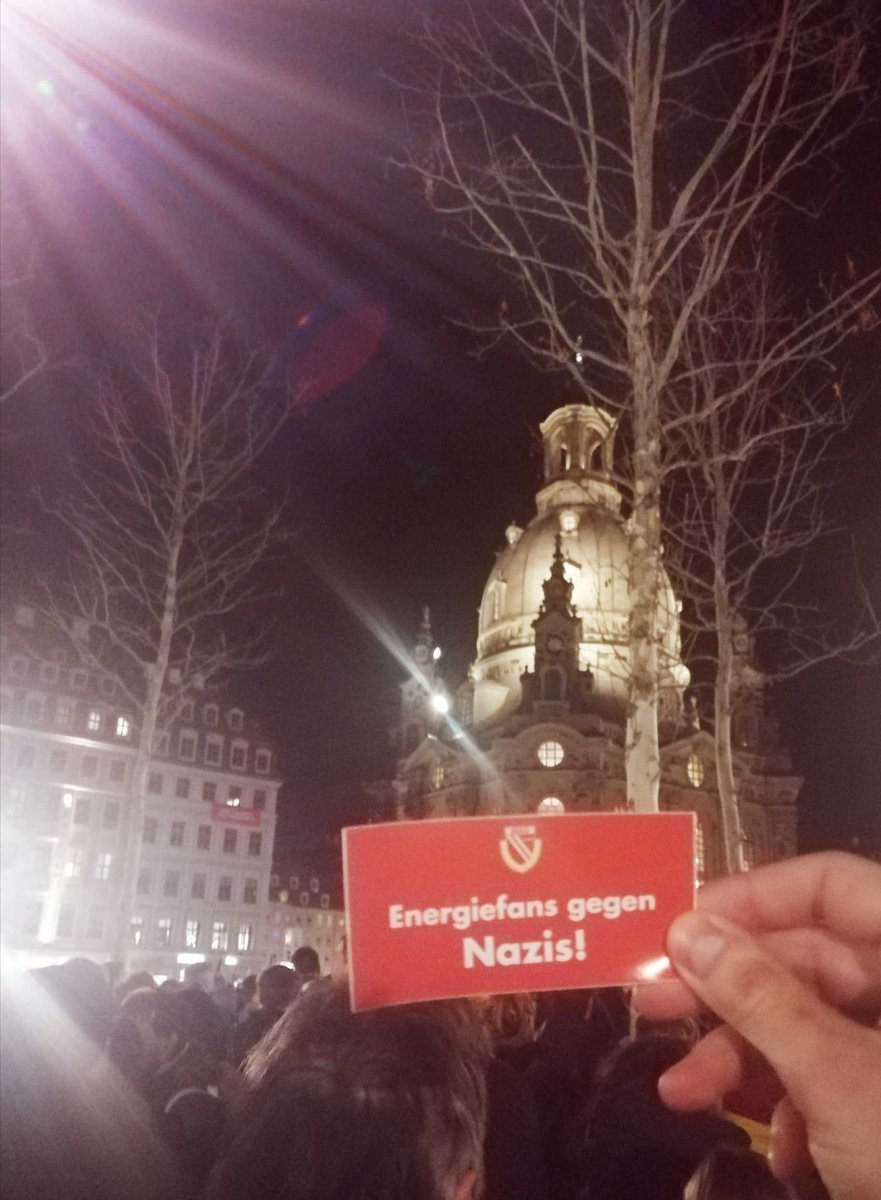 Montagabend in #Dresden. Vielen Dank für die starken Grüße aus der schönen sächsischen Landeshauptstadt. #NurEnergie #FCKNZS #Nazisraus Kommt alle gut in die Woche! #DresdenGehtUnsAlleAn