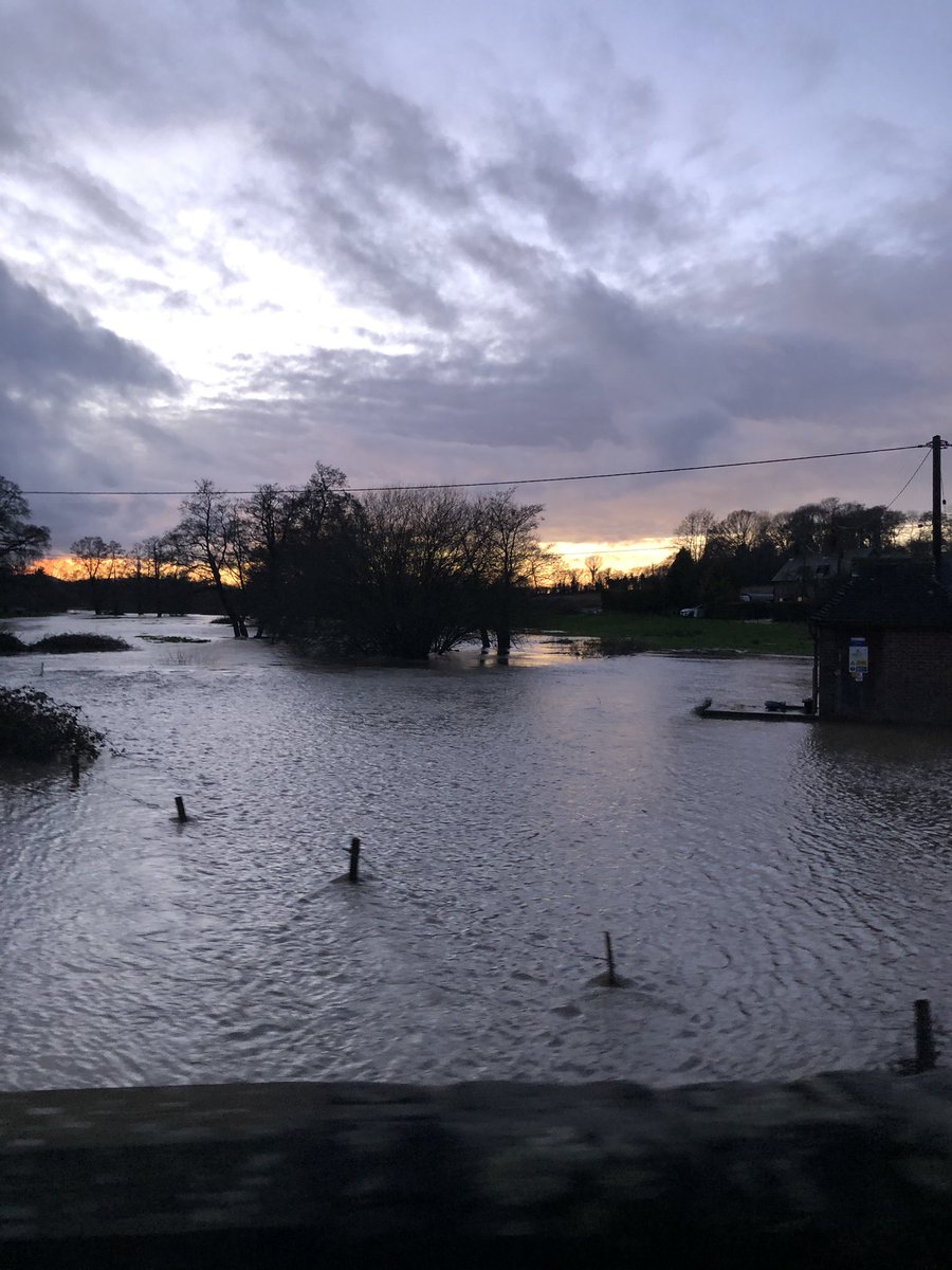 hells_bells2207's tweet photo. Floods, burst river banks, water to the top of the bridge arches
#floods #RiverRother #Rogate #Steadham #Iping #WestSussex #FloodWarnings #TorrentialRain #ClimateChange #ClimateEmergency https://t.co/nr4fXorcVE