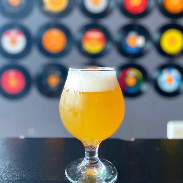 🚨 New Beer Alert 🚨 
Smash Hit Belgian Wit is on tap!  This crisp wheat based ale is brewed with coriander and German chamomile flowers for a spicy floral aroma and crisp finish.  4.8% abv #chillywaterbrewing ift.tt/2PhvNx5