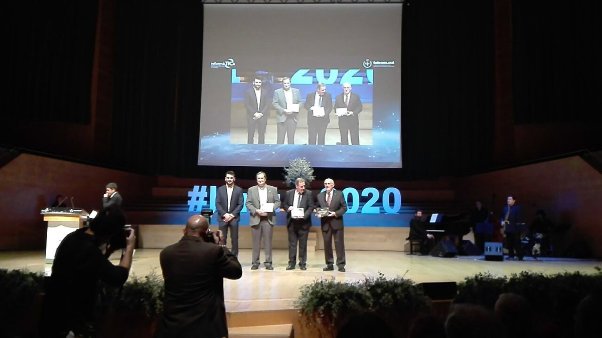 telecoscat's tweet photo. I ara homenatge als creadors de #LaNit2020 Carles Martin Badell @eliasfuste Josep Monpin i Pedro Vicente. Lliure el reconeixement Eloi Martin @telecoscat  nascut fa 25 anys. https://t.co/ZXye2voqdK