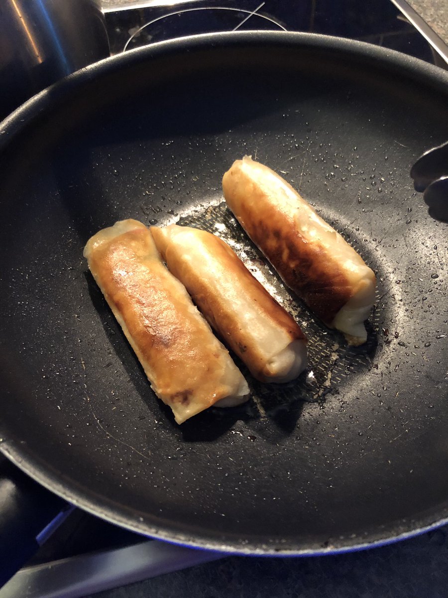ess08527138's tweet photo. Homemade chilli chicken sping rolls #NotFatFree #ContainsNuts #NotSuitableForVegetarians #ContainsGluten
#TweerWhatYouEat https://t.co/SaUGBv5jbB