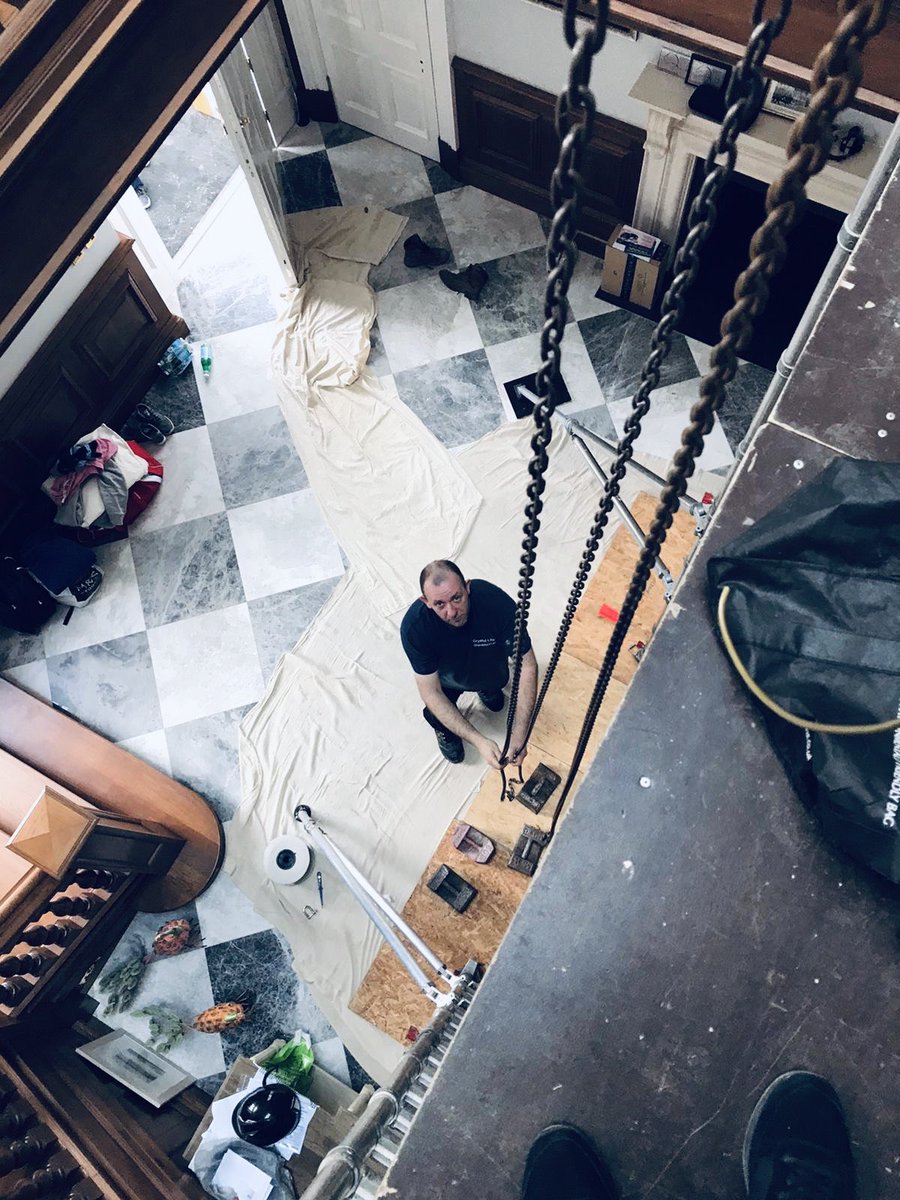 crystal_lite_uk's tweet photo. Beautiful property to be working in today, Chandelier installation will be completed tomorrow. #loveourjob #chandelierinstallation #contemporarychandelier #beautifulinteriors #bespokelighting #bespokechandelier #lightingdesigner #lightingdesign #hallwayinspo #staircasedecor https://t.co/lOFYgC89fo