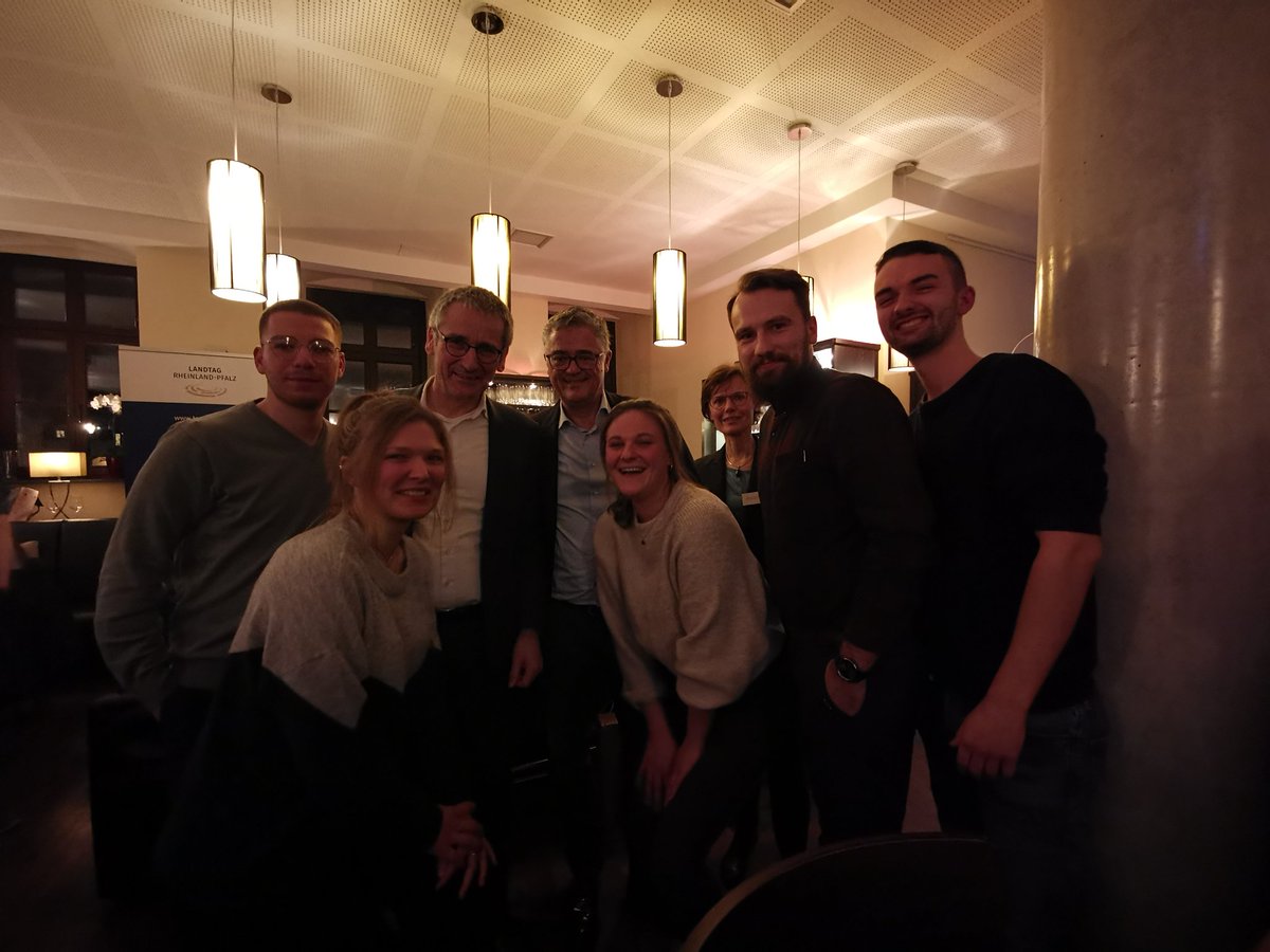 CvpPfalz's tweet photo. Politische Größen unter sich. #SpringSchool2020 @fornoff @hendrikhering #konservativ #demokratisch #gut #liberale #landesregierung #öipundtwitter? #oppostionistnichtfotogen #planspiel #mainz #vinothekwangenrot https://t.co/gy41MFs5HO