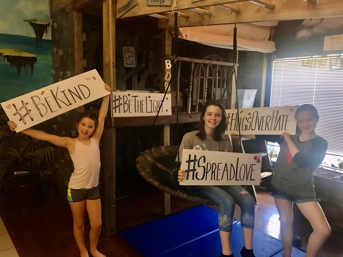 lgwinfl's tweet photo. Today is #RandomActsOfKindnessDay We listened to @LanaParrilla and started our day with connecting with nature then we set out for fun and spreading some love ❤️ What random act of kindness did you do today? #HugsOverHate #SpreadLove #BeKind #BeTheLight https://t.co/3XlEZefrOi