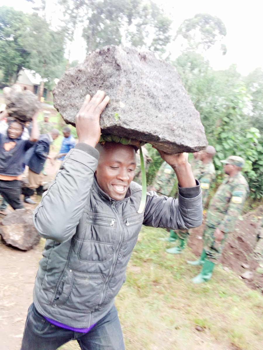 JdlCroix1's tweet photo. @BureraDistrict honor strong &amp; energised effort you guys have manifested during this community work. Appreciate joined effort with @rpfinkotanyi Youth&amp; Lady leagues @gatjmv @RMbabazi @Bamporikie @RwandaLocalGov @DeManirafasha @munyanezajoseph https://t.co/ag1THy6jOH