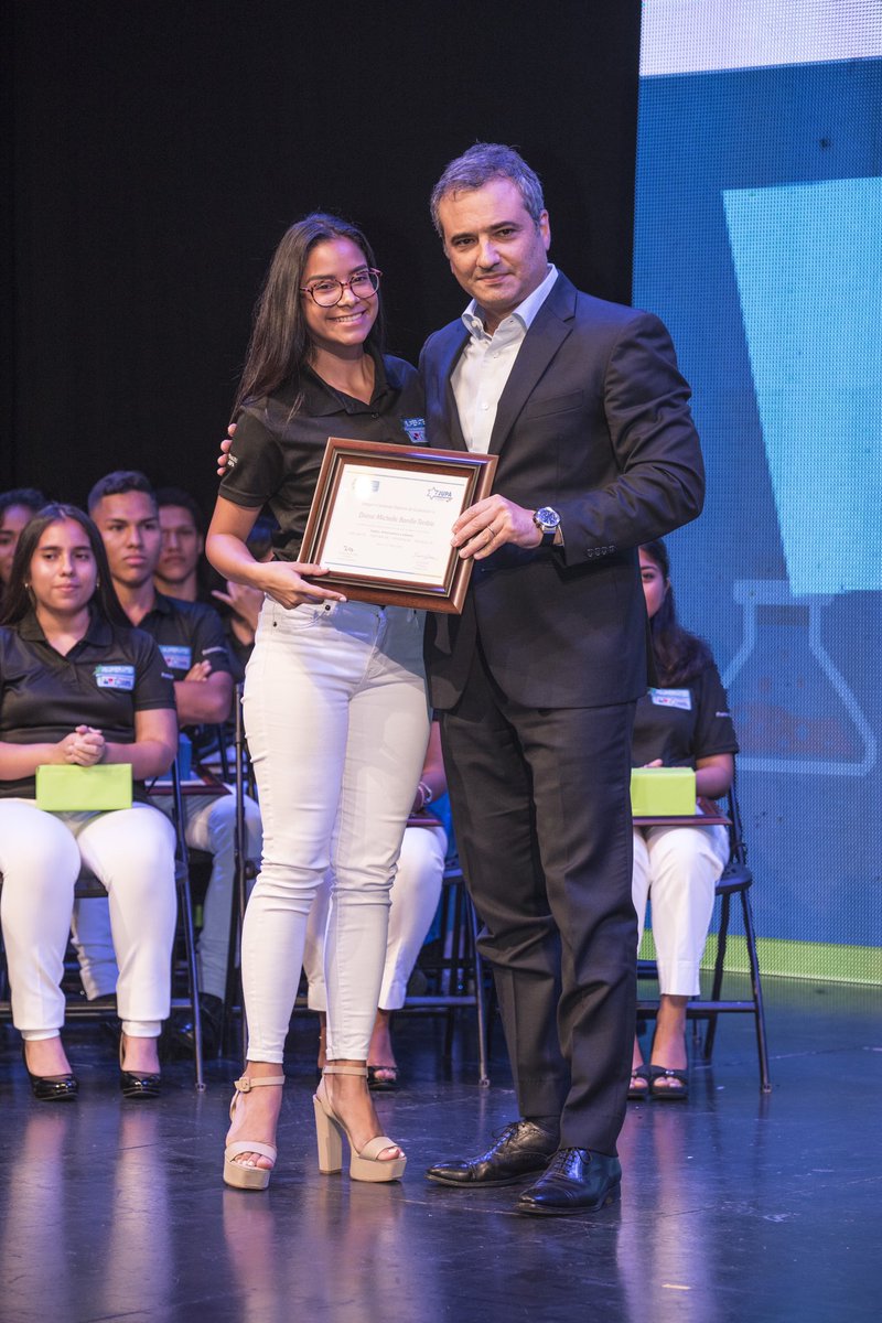 GlobalSLI's tweet photo. Nuestro Presidente @gjliberman comprometido con la educación de la juventud de Panamá. Entrega de diplomas V graduación de alumnos @SuperateJUPA https://t.co/7plYxErNRV