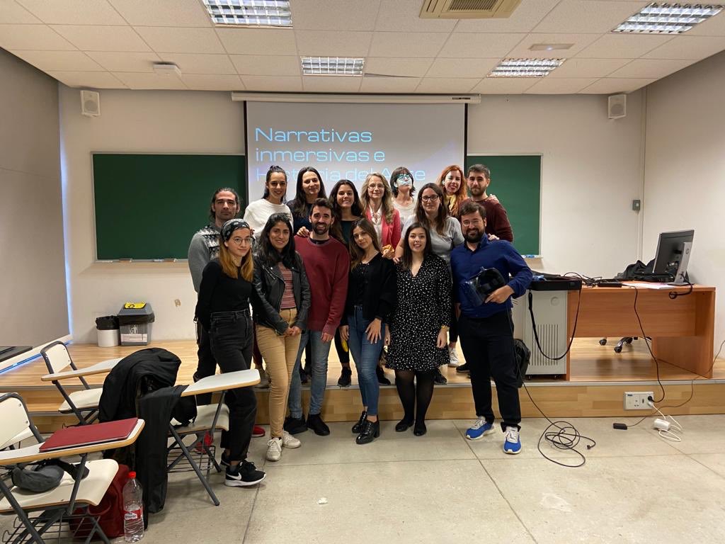 iArtHislab's tweet photo. Gran foto con los alumnos de @MdscaUma la semana pasada en el Taller de Realidad Virtual. Pero no olvidéis que esta semana tenemos más ciclo de narrativas neotextuales junto a Domingo Sánchez-Mesa 😎@opossumstudios @iArtHislab @airun72 @Lety_Crespillo @internetarchive #TransUMA https://t.co/EIfShhyeAc