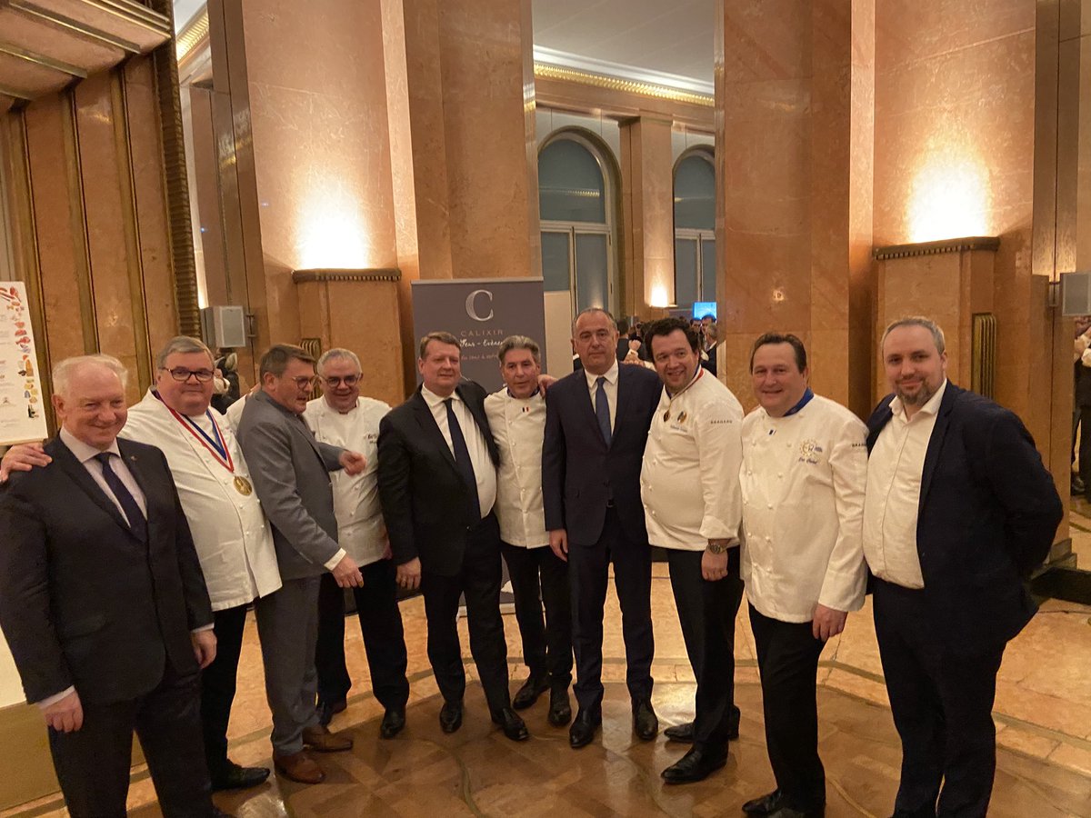MikoAlain's tweet photo. Quel plaisir d’être invité au repas @clubtablefr pour fêter les 10 ans @RepasUnesco aux côtés d’une très belle association de chefs dont @ggomez_chef @ChefTetedoie du partenaire @marchederungis et @dguillaume26 et @BistrotsP @AFMR_Officiel @PKuchly57 @asso_cuisiniers https://t.co/sRqgfidwyw