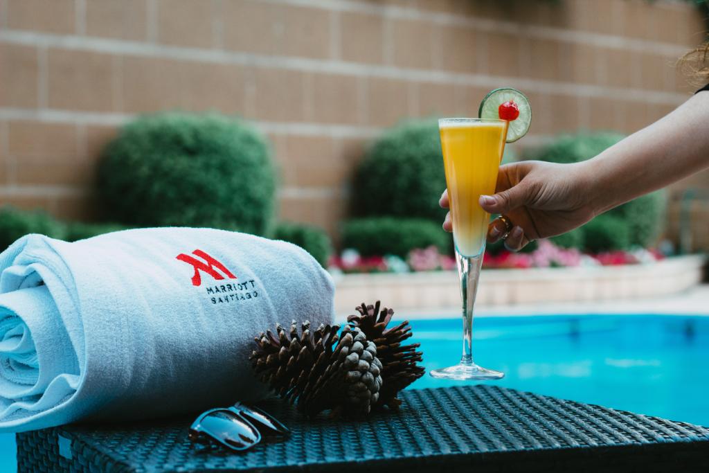 Tarde de cócteles frente a la piscina, ¿nos acompañas? 🍹