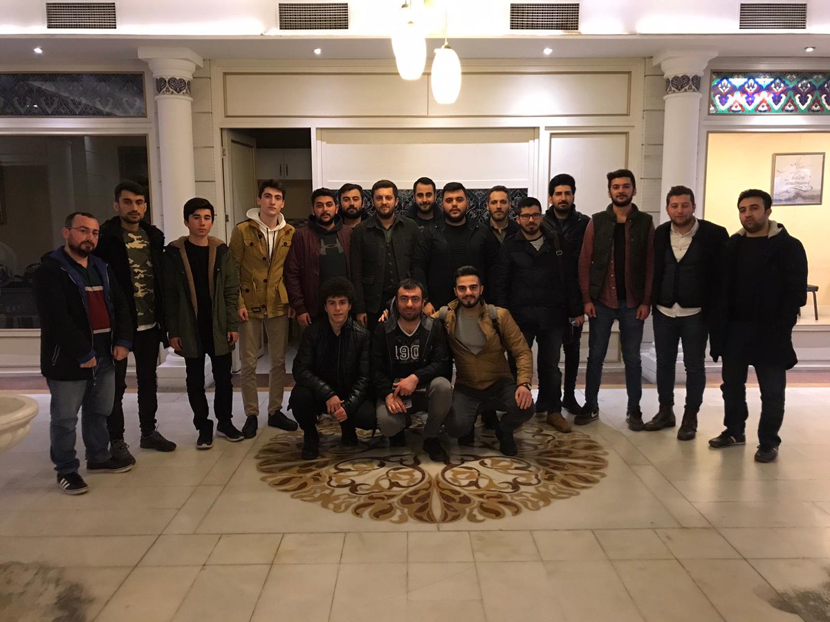 Haftanın ilk günü teşkilatımız ile yeni yerimizde ilk sohbetimizi ettik. 🙂
•
Sohbetimizin akabinde notlarımızı aldık. 📝
•
Gençlik için bu haftaki mottomuzu da hazırladık. 🗣
•
Çay var içersen ☕
sohbet var dinlersen👂
Tügva var gelirsen 👥
Bekliyoruz. 👀