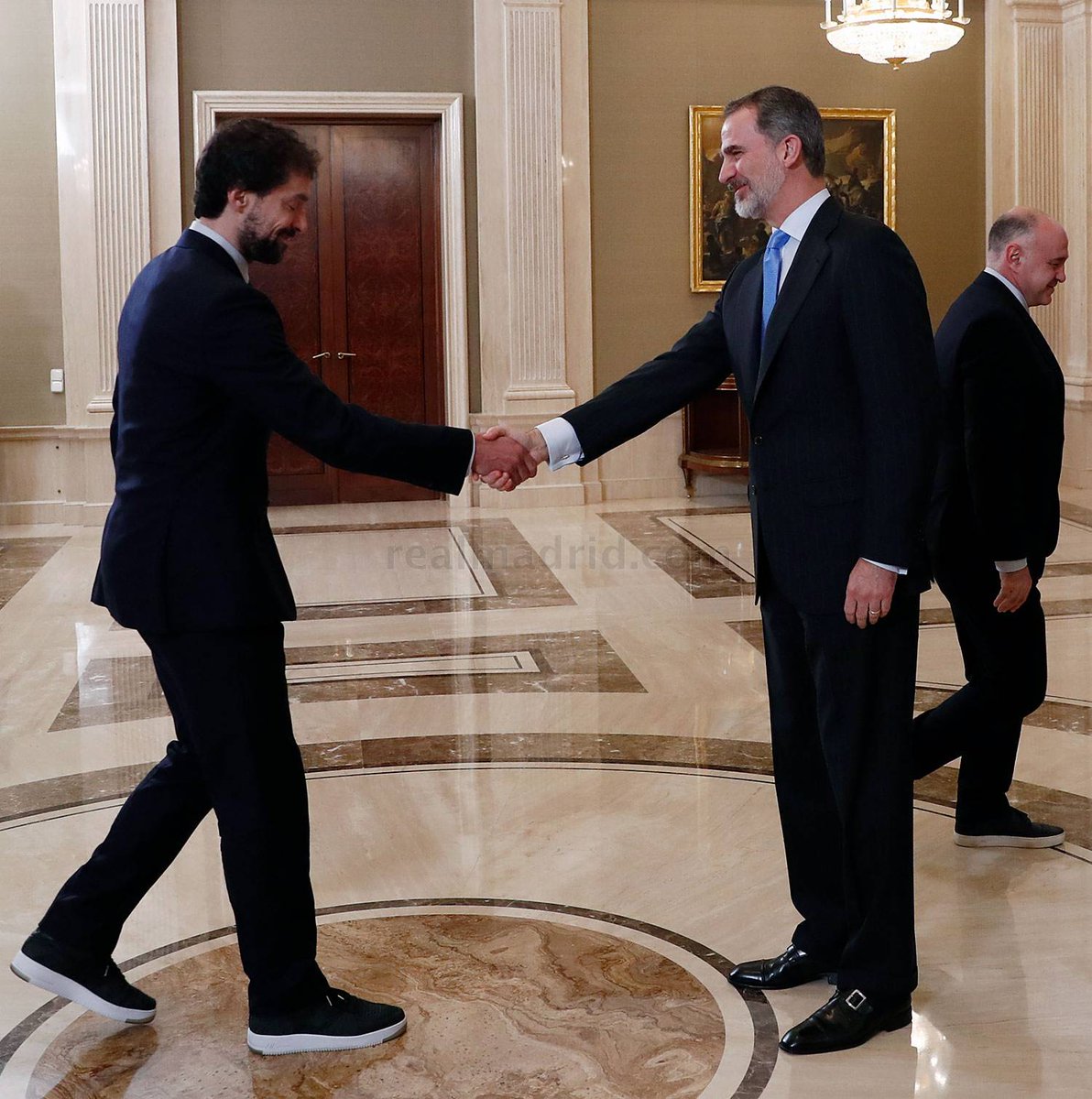 JuanmadelaPoza's tweet photo. El rey #FelipeVI recibió en el Palacio de la Zarzuela al @RMBaloncesto, que el pasado domingo conquistó su 28ª Copa del Rey. #RealMadrid #CAMPEONES28 #RMBaloncesto #RealMadridBasket #HalaMadridYNadaMás #MadridismoUnido https://t.co/2KeMhHvgqr