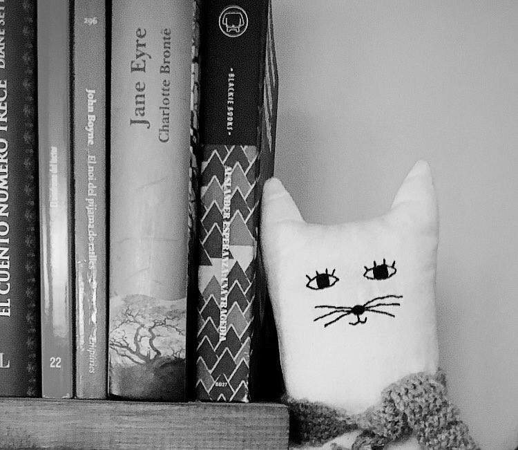 BodegaLoPinyol's tweet photo. A Gatinyol li agrada la #lectura i els llibres d’intercanvi de Lo Pinyol? I a vosaltres, què us agrada #llegir? 📚
 #bookcrossing https://t.co/QMMsQGkmXx
