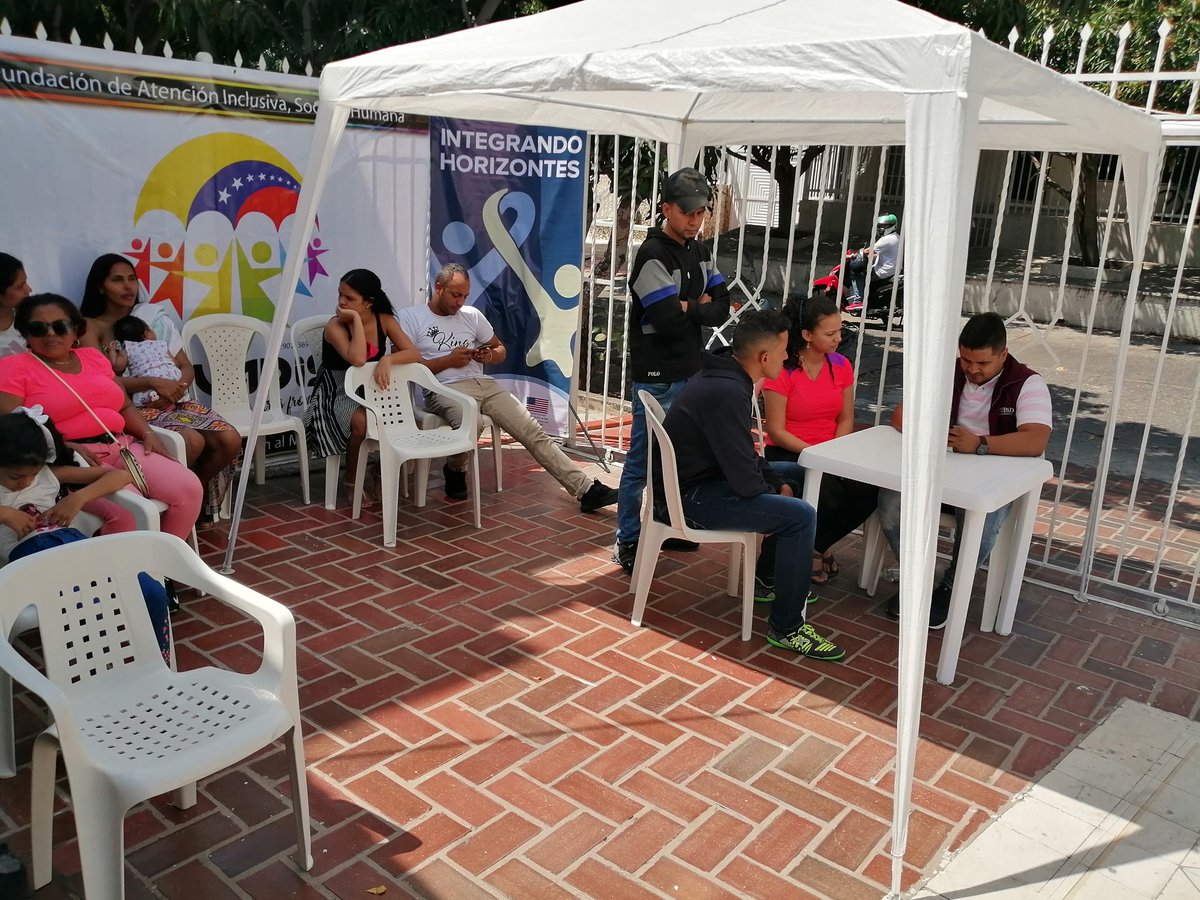 LuisMenesesVzla's tweet photo. Hoy se realizó la 1ra Feria de Servicios para la Población proveniente de Venezuela gracias al apoyo de @FUPADColombia y @CRUZROJA_BQ

Actividad que se realizó en el Centro de Atención y Orientación al Migrante y Retornado de @FuvadisDDHH en compañía de @CPazaporte https://t.co/cWbHWxKjnI