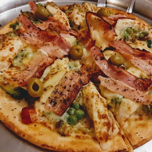 ManyVolts's tweet photo. Certamente não são poucas as pessoas que fazem o mercado se mover. As pizzarias começaram a mudar e já oferecem opções fora do que "todo mundo come". Encontrei esta pizza #semglúten e #lowcarb, com massa de farinha de coco. #pizza #pizzalowcarb #glutenfree  #pizzaglutenfree https://t.co/kkl0YyeQLH