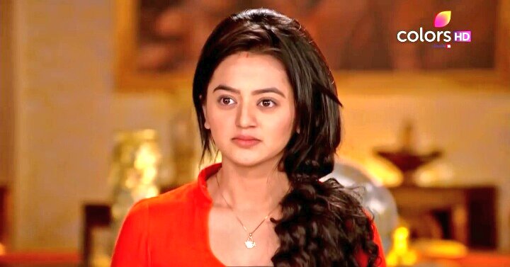 HellyTurkey's tweet photo. Alın ve defolun burdan!😠#BıçakSırtı #BıçakSırtıFinal #Swaragini #SwaraginiFinal #Final #Swara #Ragini #Sisters #Kardeş #HellyShah #Helly #HellyTurkey #Nikhil #Prataphada #Pratap https://t.co/fdkwyP3G79