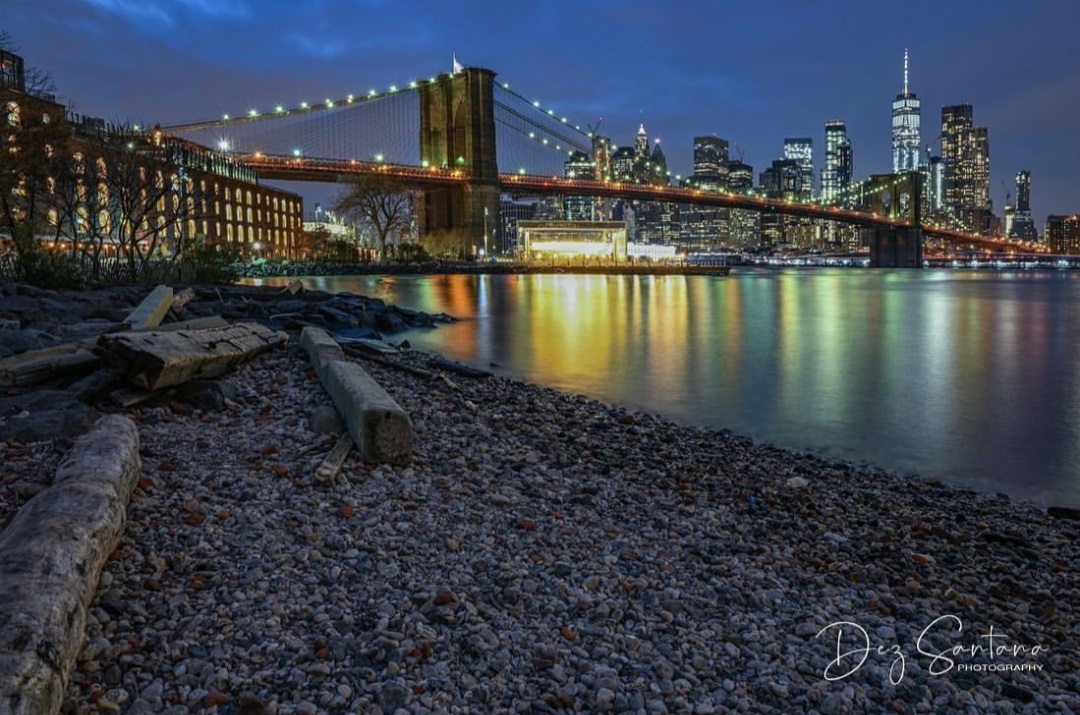 Evenings looking out at this vibrant city.
📸 <a href="/DezSantanaPhoto/">Dez Santana | NYC 📸</a>

#newyorkerhotel #brooklynbridge #explorenyc #cityview