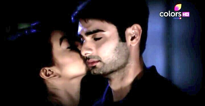 HellyTurkey's tweet photo. Sanskaar seni çok seviyorum♥ #BıçakSırtı #BıçakSırtıFinal #Swaragini #SwaraginiFinal #Final #Swara #Ragini #Sisters #Kardeş #HellyShah #Helly #HellyTurkey #VarunKapoor #Varun #Sanskaar #SwaSan #HeRun https://t.co/6k6bMoGxTA