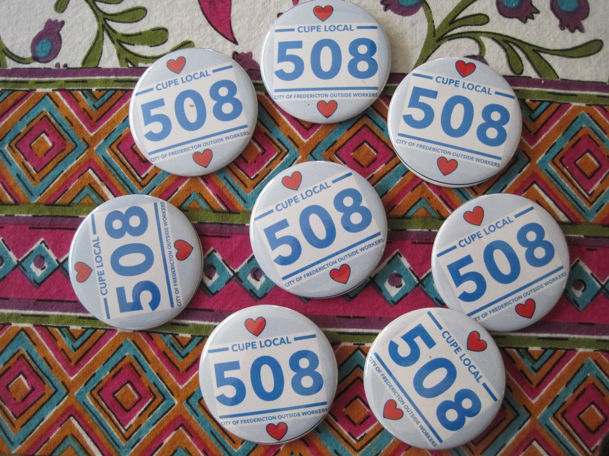 I was up <a href="/CUPELOCAL508/">CUPE LOCAL 508</a> picket this family to deliver 50 buttons 4 Outside Workers to hand out to supporters who stop by. So encouraging to see #Fredericton drivers waving &amp; honking their support 4 the picket. Do stop by to pick up your button &amp; shake hands with our neighbours